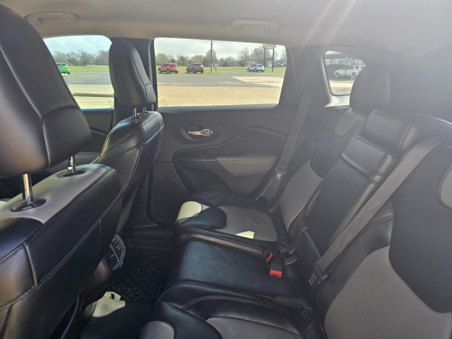 2014 WHITE Jeep Cherokee Limited FWD (1C4PJLDB4EW) with an 2.4L L4 DOHC 16V engine, 9-Speed Automatic transmission, located at 533 S Seven Points BLVD, Seven Points, TX, 75143, (430) 255-4030, 32.313999, -96.209351 - Photo#5